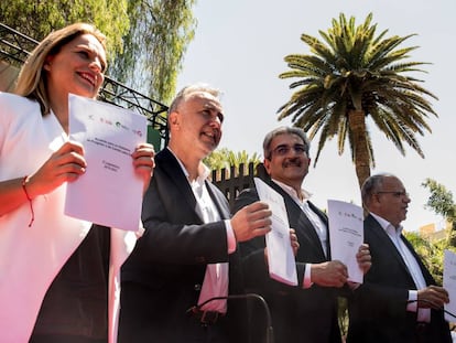 Los protagonistas del pacto de gobierno: Noemí Santana (Podemos), Ángel Víctor Torres (PSOE), Román Rodríguez (Nueva Canarias) y Casimiro Curbelo (Agrupación Socialista Gomera).