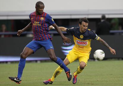 Vicente Sánchez del Club América contra Eric Abidal del FC Barcelona en el Cowboys Stadium el 6 de agosto de 2011 en Arlington, Texas.