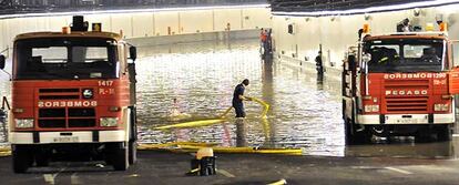 Los bomberos achican agua en la M-30, anegada por la tormenta a la altura del Puente del Segovia, en septiembre de 2008.