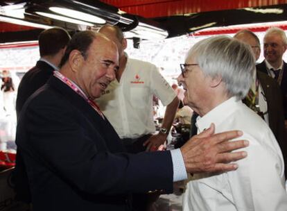 Emilio Botín, presidente del banco Santander, saluda en el 'padock' a Berni Ecclestone, el patrón de la F1