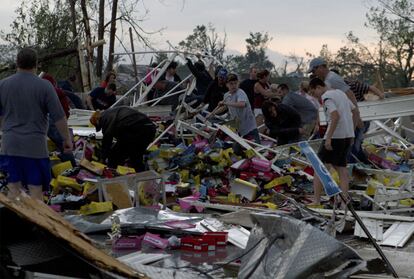 Los afectados por el huracán buscan sus pertenencias entre los escombros en la localidad de Joplin, Misuri.