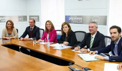 Soraya Sáenz de Santamaria, cuarta por la izquierda, en la reunión de Bilbao.