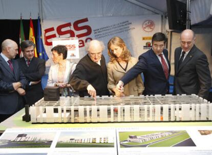 De izquierda a derecha, Rodolfo Ares, Bernabé Unda, Isabel Celaá, Javier Bermejo, Cristina Garmendia, Patxi López e Iñaki Goirizelaia, ante la maqueta de las instalaciones de la futura fuente de neutrones en Leioa.