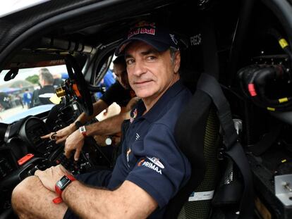 Carlos Sainz, este domingo, asiste a la revisión técnica de su Mini en Lima. 