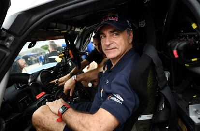 Carlos Sainz, este domingo, asiste a la revisión técnica de su Mini en Lima. 