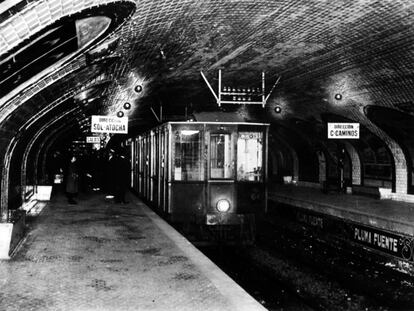Imagen publicada en diciembre de 1986 de una estación de Metro en Madrid.