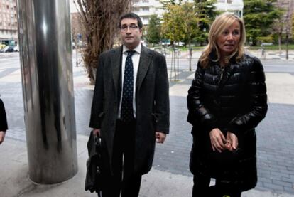 Unai Grajales, director gerente de Vias de Álava, cuando acudió en febrero pasado con su abogada al juzgado a declarar por esta causa.