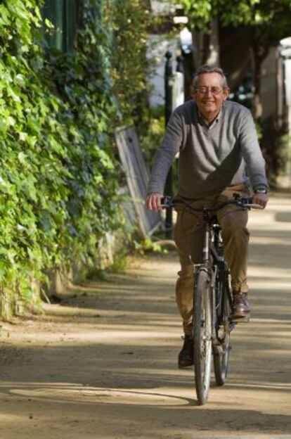 Miguel Delibes en el parque de Maria Luisa.