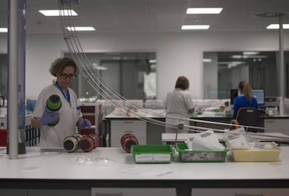 Personal sanitario en un laboratorio del Hospital Universitario Ramón y Cajal de Madrid.