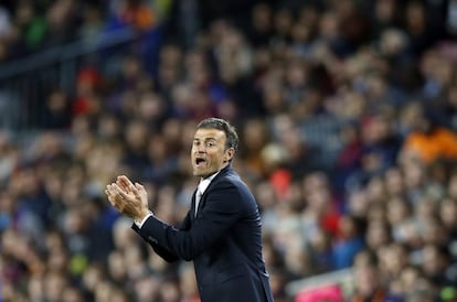 Luis Enrique dirige a su equipo en un partido de Liga entre Barcelona Sporting de Gijón, el 23 de abril de 2016.