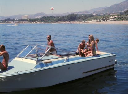Alfonso de Hohenlohe, fundador del Marbella Club y valedor del turismo de lujo en el Mediterráneo español, en una lancha en los años setenta.