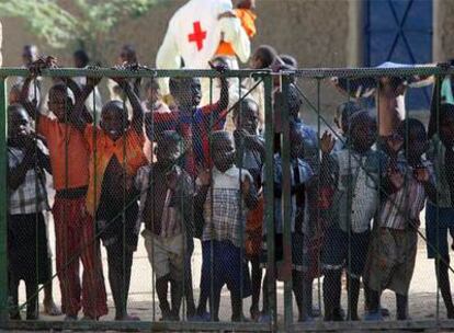 Algunos de los niños que la ONG El Arca de Zoé pretendía sacar de Chad, en un orfanato de Abéché en noviembre de 2007.