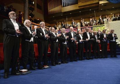 Los laureados con los Premios Nobel (i-d) Francois Englert (Física), Peter W. Higgs (Física), Martin Karplus (Química), Micheal Levitt (Química), Arieh Warshel (Química), James E. Rothman (Medicina), Randy W. Schekman (Medicina), Thomas C. Suedhof (Medicina), Eugene F. Fama (Economía), Lars Peter Hansen (Economía), y Robert J.Shiller (Economía), asisten a la ceremonia de entrega de los Premios Nobel en la Sala de Conciertos de Estocolmo (Suecia).