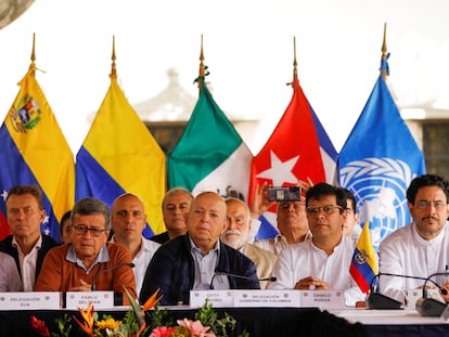 Representantes de la delegación de la guerrilla del ELN y del Gobierno de Gustavo Petro para las negociaciones de paz, en una reunión en Caracas.