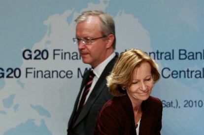 La ministra de Economía, Elena Salgado, y el comisario europeo para Asuntos Económicos, Olli Rehn, durante la reunión G-20