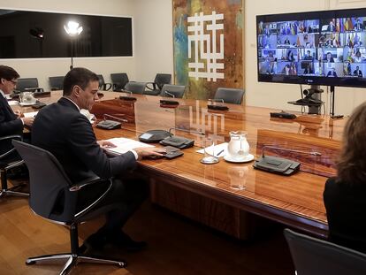 El presidente del Gobierno, Pedro Sánchez, acompañado de varios de sus ministros, durante la videoconferencia con los presidentes autonómicos el domingo.