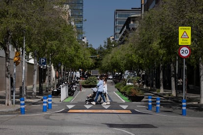 La calle de Provençals, en el tramo de la escuela Grèvol de Barcelona, fue pacificado inaugurando el programa "Protegim les escoles".