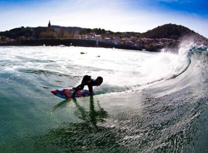 El surfista Kepa Acero sobre la que considera la mejor ola del mundo, en Mundaka.