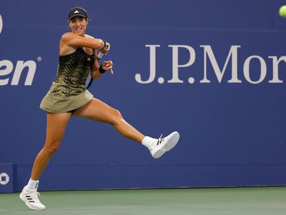 Muguruza golpea la bola durante el partido contra Petkovic.