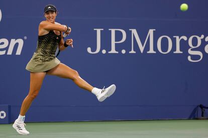 Muguruza golpea la bola durante el partido contra Petkovic.