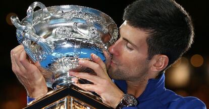 Djokovic fa un petó al trofeu d'Austràlia.