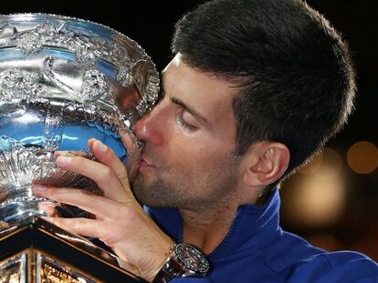 Djokovic fa un petó al trofeu d'Austràlia.