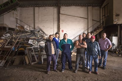 Un grupo de rebusqueros de Almendralejo se reúne en El Ribereño, en el puesto de compra de "chatarra, metales, uva y aceituna" de Juan Antonio Merino, con camiseta negra de tirantes.