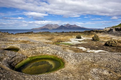 En la costa escocesa hay más de 700 islas, de las cuales un centenar están habitadas. Una red de ferris circula entre ellas y las conecta con tierra, ofreciendo opciones fascinantes para su exploración. Aunque la inmensa mayoría de los turistas visita las más grandes y famosas –Arran, Skye, Mull o Lewis–, los lugares más hermosos están en las más pequeñas y desconocidas, como Iona (hermosa, tranquila y con una abadía espectacular) o Eigg (en la foto), la más enigmática de las Islas Menores, con su montaña en miniatura, la cueva de la Masacre y sus arenas cantarinas (isleofeigg.net). Y en Jura, salvaje, indómita y con más ciervos que habitantes, George Orwell escribió su obra maestra, ‘1984’.