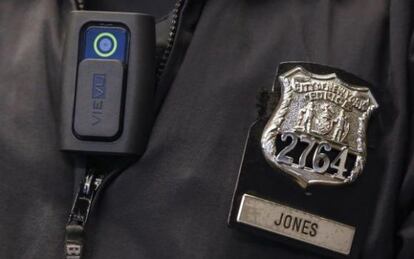 Un policía de Nueva York con una cámara.