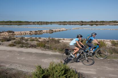 Dos personas montan en bicicleta por Formentera.