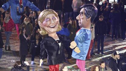 Dos figuras representan a Marine Le Pen y Fran&ccedil;ois Fillon en el carnaval de Niza.