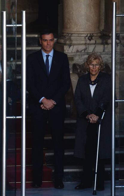 El presidente del Gobierno, Pedro Sánchez y la alcaldesa de la capital, Manuela Carmena, en la Puerta del Sol.