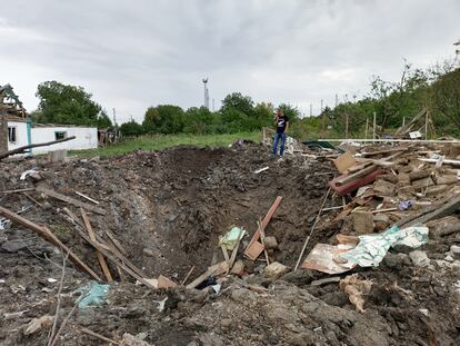 Cráter causado por un misil ruso en el pueblo de Cheplino, este de Ucrania