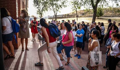 Aspirantes a docentes en la Comunidad de Madrid, este sábado antes de empezar las pruebas.