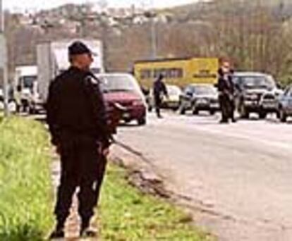 Control de carretera de la policía francesa tras un robo de explosivos por un comando de ETA