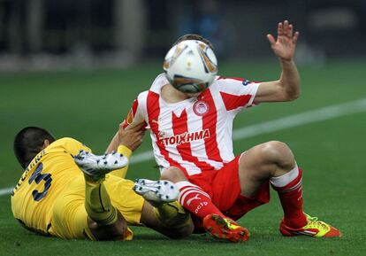 Fuster es agarrado por Villagra, del Metalist.