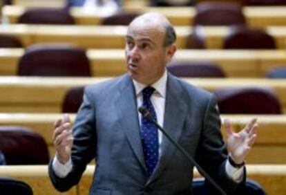 El ministro de Economía y Competitividad, Luis de Guindos, durante una de sus intervenciones en el pleno celebrado esta tarde en el Senado.