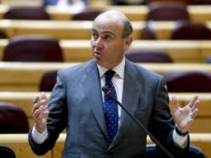 El ministro de Econom&iacute;a y Competitividad, Luis de Guindos, durante una de sus intervenciones en el pleno celebrado esta tarde en el Senado.