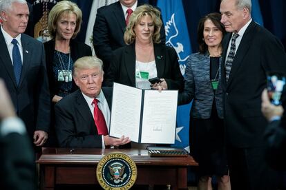 El presidente Donald Trump exhibe una orden ejecutiva firmada en el Departamento de Seguridad Nacional en Washington, D.C., el 25 de enero de 2017.