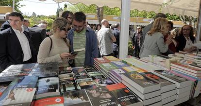 Visitants de la Fira del Llibre de Val&egrave;ncia el passat avril.