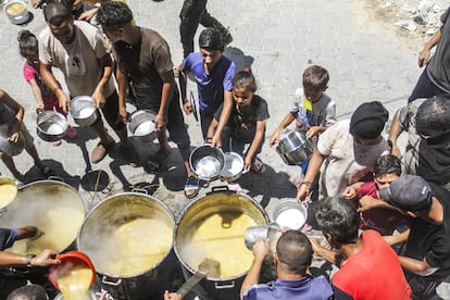 Un grupo de palestinos, niños incluidos, esperaban en fila para recibir alimentos en el campo de Yabalia, en Jan Yunis, el 29 de julio.