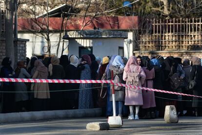 Estudiantes afganas se concentran a la entrada de la Universidad de Kabul, en febrero pasado.