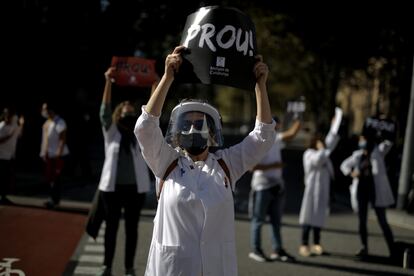 Médicos de atención primaria protestan delante del ICS, en Barcelona.