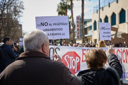 Manifestacin de los sindicatos de inquilinos en un barrio de Madrid, el 26 de febrero.