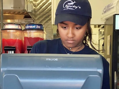 Sasha Obama, no primeiro trabalho de verão.