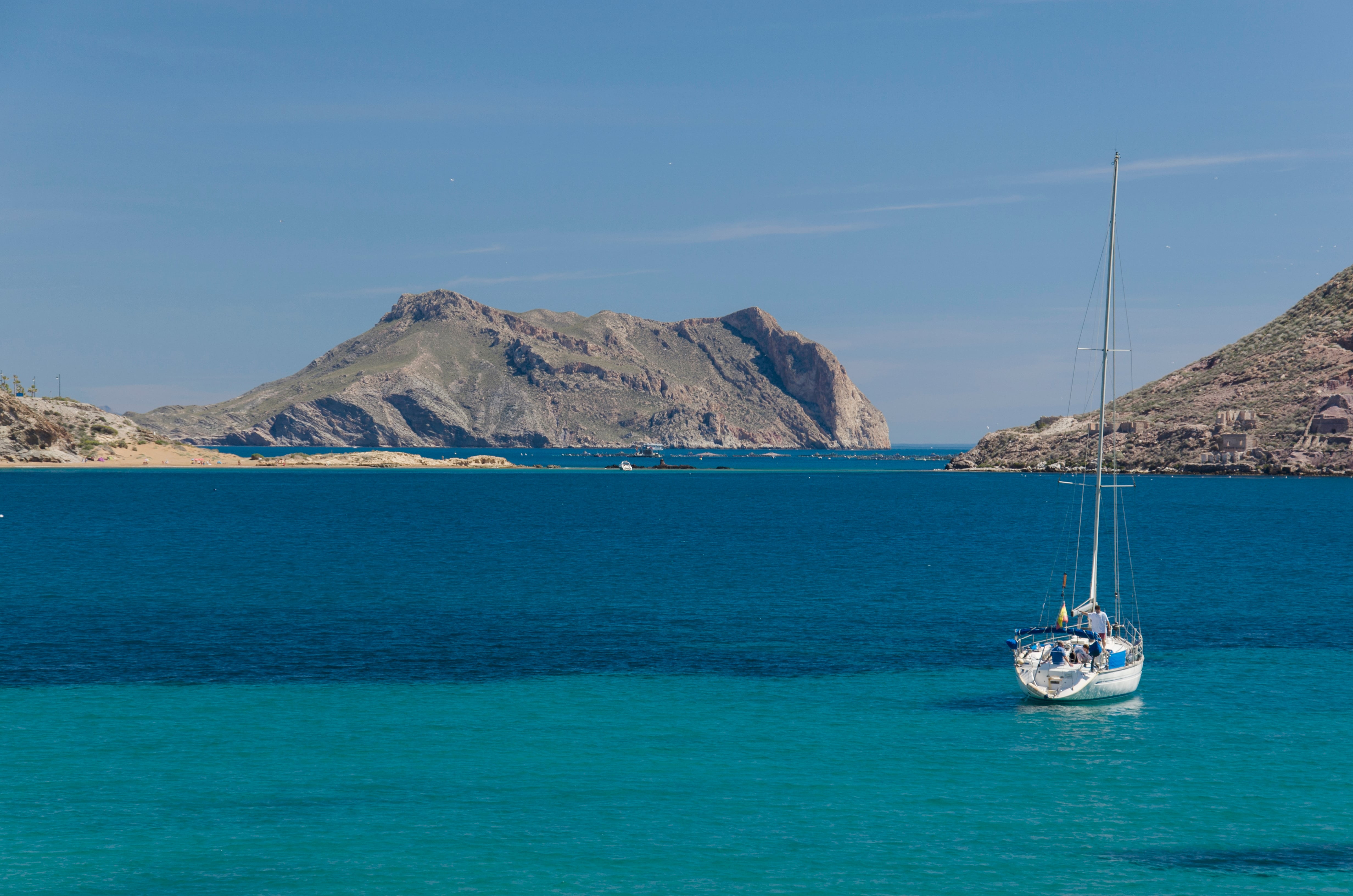 Las aguas calmadas de la costa de Águilas invitan al fondeo y el descanso.