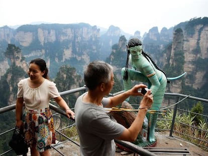 Turistas y una escultura de 'Avatar' en el parque de Zhangjiajie.