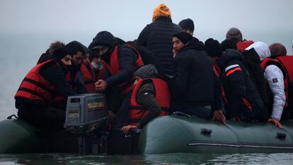 Um grupo de mais de 40 imigrantes a bordo de um barco inflável deixou a França na quarta-feira com destino ao Reino Unido