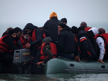 Um grupo de mais de 40 imigrantes a bordo de um barco inflável deixou a França na quarta-feira com destino ao Reino Unido