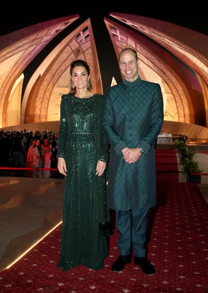 El martes por la noche Guillermo de Inglaterra y Kate Middleton acudieron a una recepción de gala en el Monumento Nacional de Islamabad, Pakistán. Ambos vistieron de verde, el color representativo del Islam y de la bandera de Pakistán.